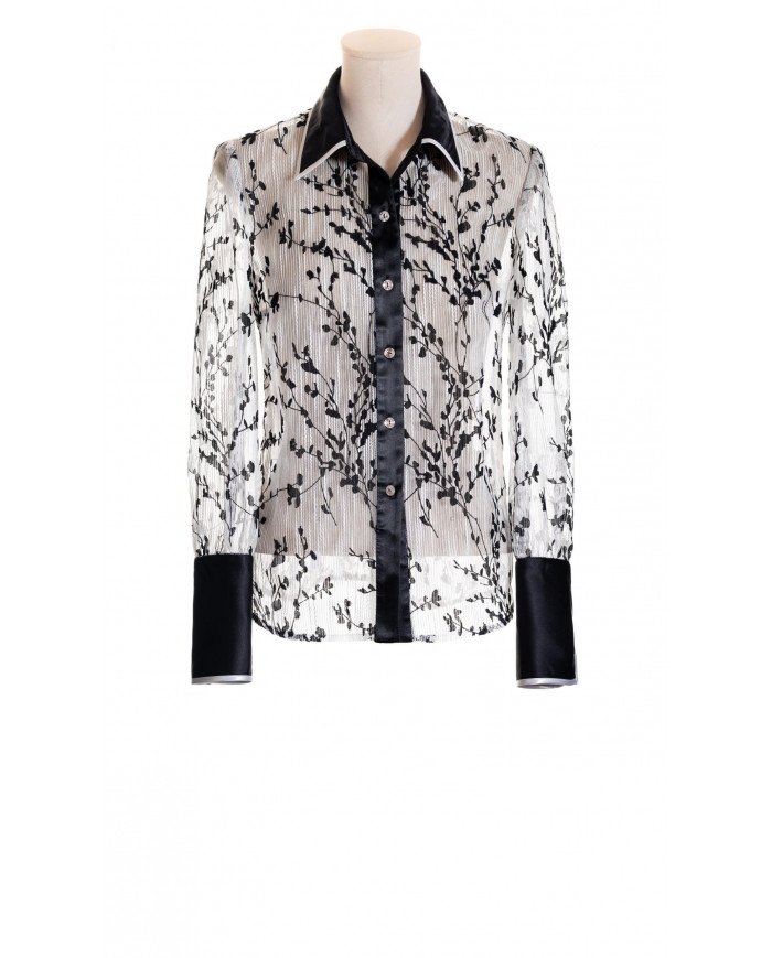 Encaje blanco-negro con cuellos y puños en contraste