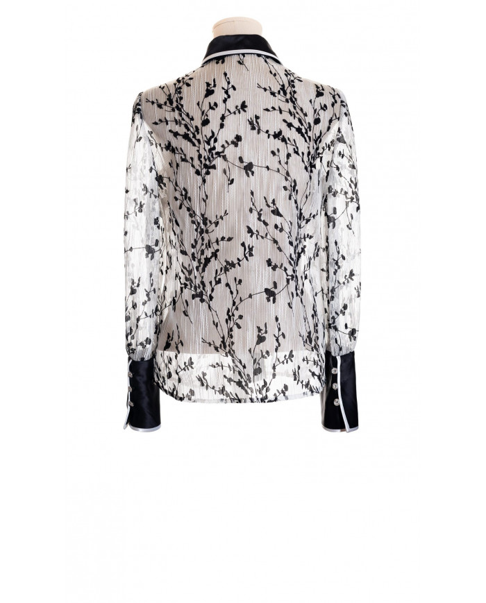 Encaje blanco-negro con cuellos y puños en contraste