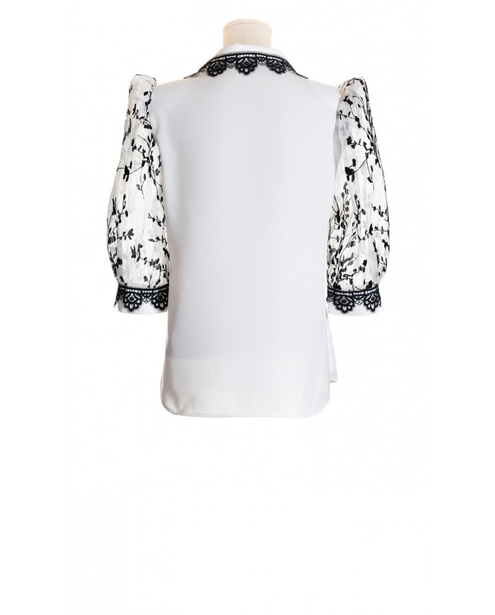 Blusa con manga abullonada