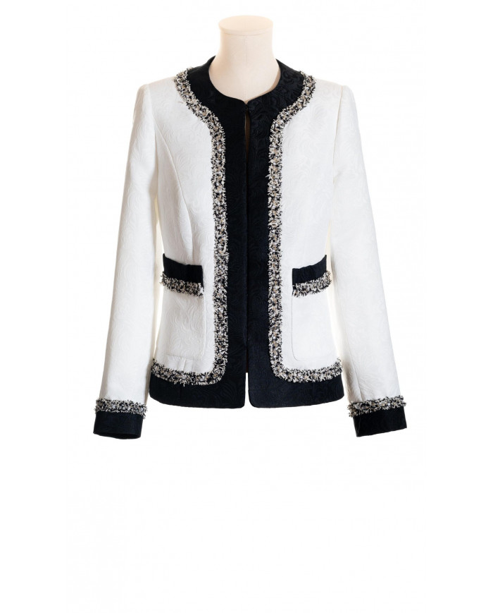 Chaqueta blanca-negra y adorno tweed