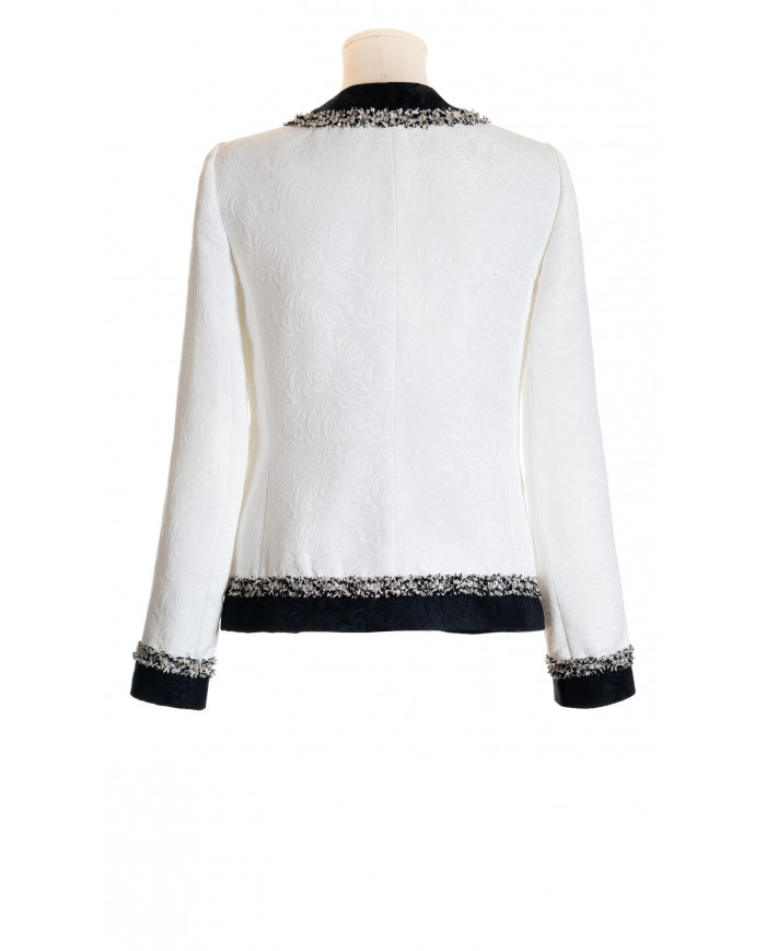 Chaqueta blanca-negra y adorno tweed