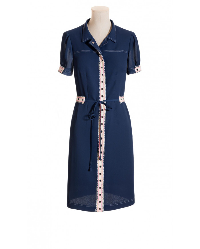 Vestido camisero con adorno troquel